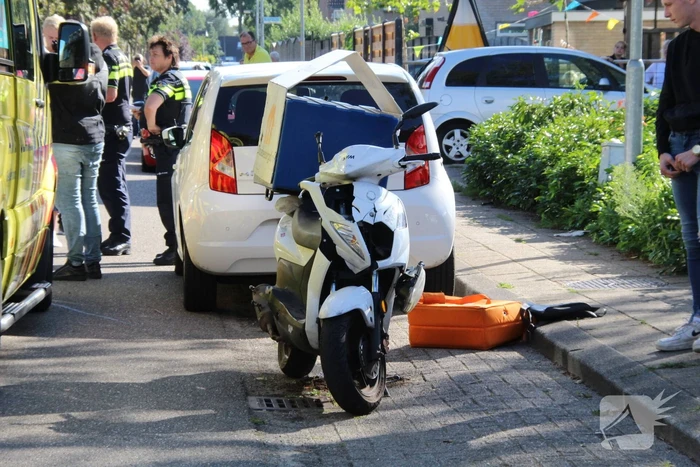 Maaltijdbezorger op brommer aangereden door auto