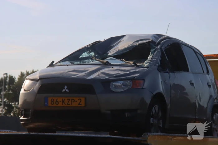Auto slaat over de kop op snelweg