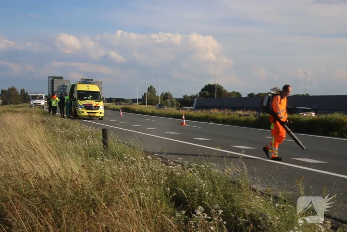 Auto slaat over de kop op snelweg