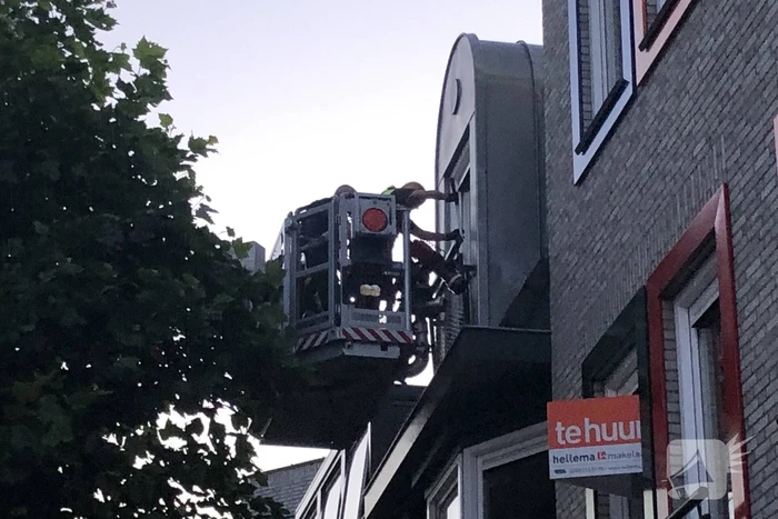 Vastzittende duiven door brandweer bevrijd