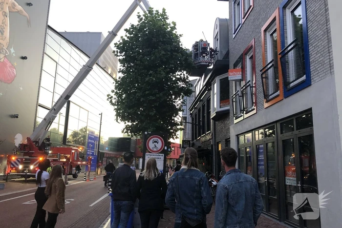 Vastzittende duiven door brandweer bevrijd