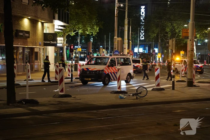 Fietsster zwaargewond na aanrijding met politiebus
