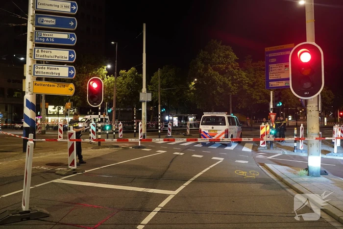 Fietsster zwaargewond na aanrijding met politiebus