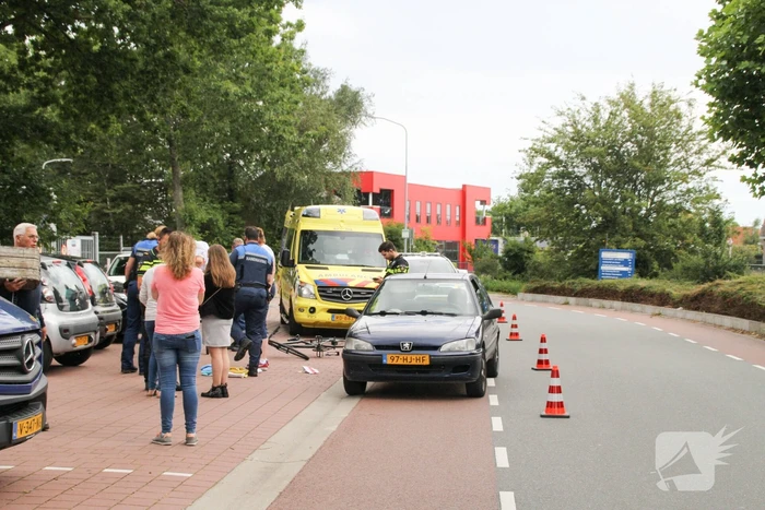 Jongeman op fiets gewond na verkeersongeval