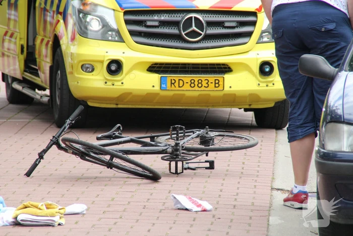 Jongeman op fiets gewond na verkeersongeval
