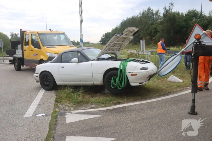 Auto vliegt uit de bocht en wordt gelanceerd
