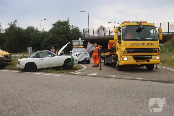 Auto vliegt uit de bocht en wordt gelanceerd