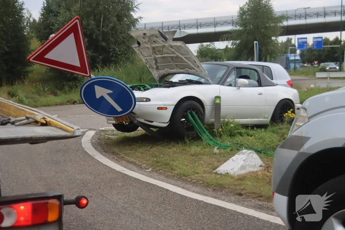 Auto vliegt uit de bocht en wordt gelanceerd