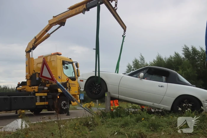 Auto vliegt uit de bocht en wordt gelanceerd