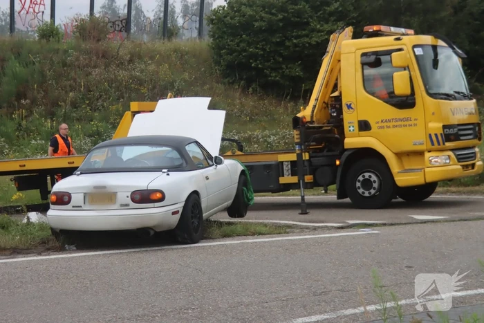 Auto vliegt uit de bocht en wordt gelanceerd