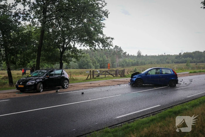 Enorme ravage bij verkeersongeval met drie voertuigen
