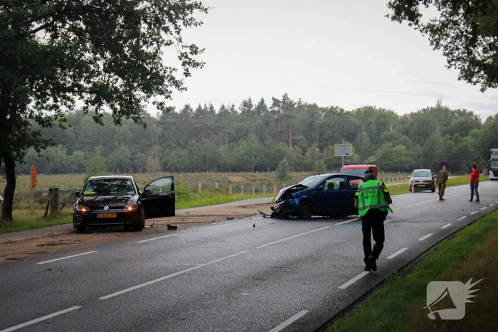 Enorme ravage bij verkeersongeval met drie voertuigen