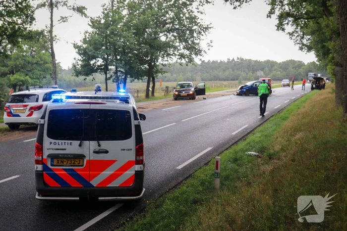 Enorme ravage bij verkeersongeval met drie voertuigen