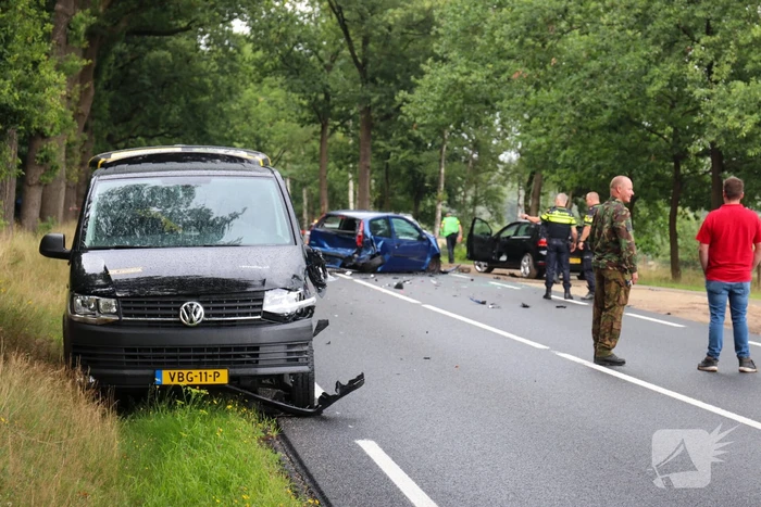 Enorme ravage bij verkeersongeval met drie voertuigen