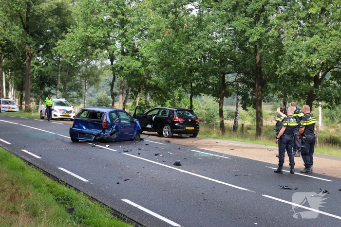 Enorme ravage bij verkeersongeval met drie voertuigen