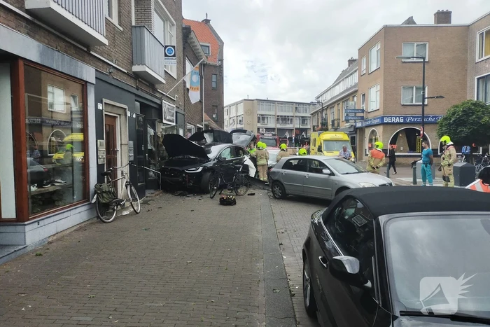 Tesla boort zich in winkelpui