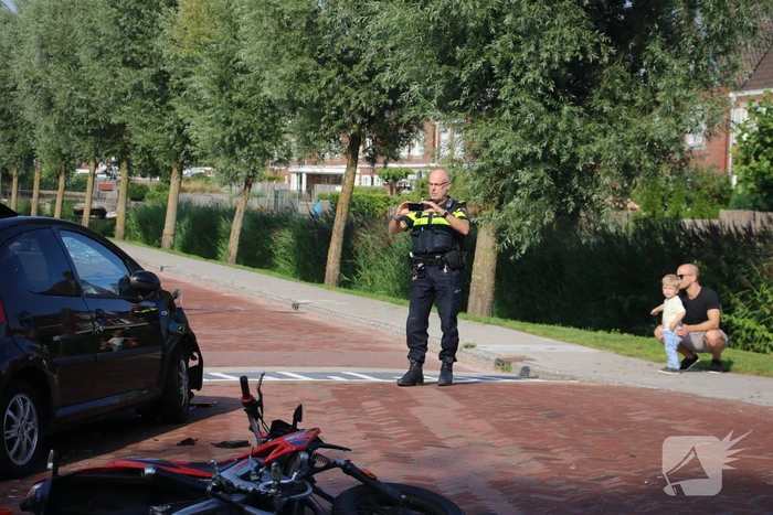 Brommerrijder gewond na aanrijding met auto