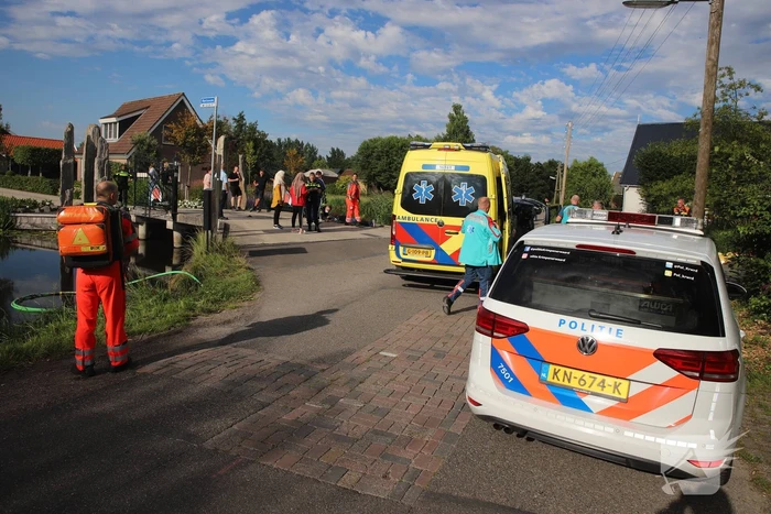Personenauto belandt op zijn kant na ongeval