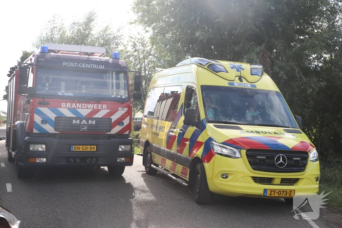 Personenauto belandt op zijn kant na ongeval