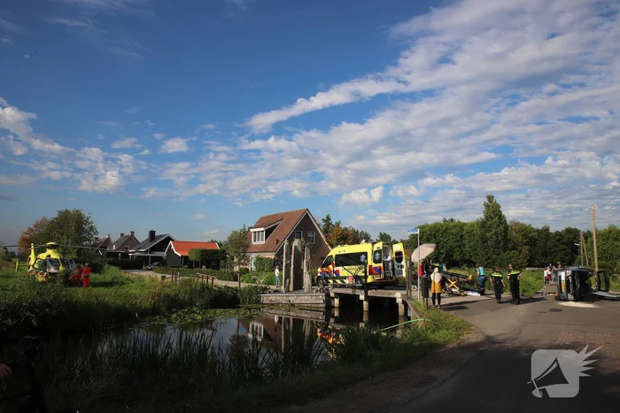 Personenauto belandt op zijn kant na ongeval