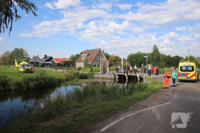 Personenauto belandt op zijn kant na ongeval