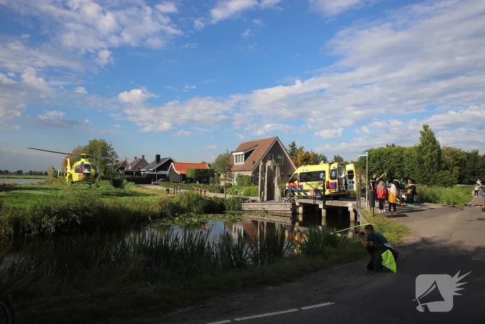 Personenauto belandt op zijn kant na ongeval