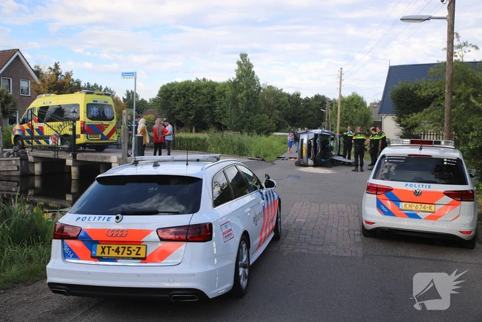 Personenauto belandt op zijn kant na ongeval