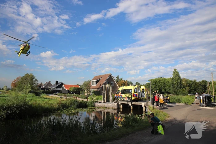 Personenauto belandt op zijn kant na ongeval