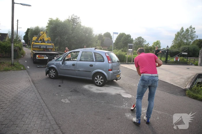 Personenauto belandt op zijn kant na ongeval