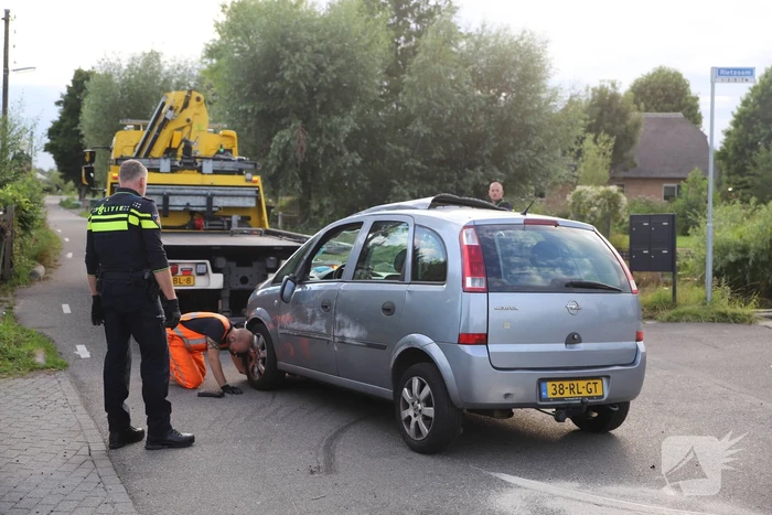 Personenauto belandt op zijn kant na ongeval