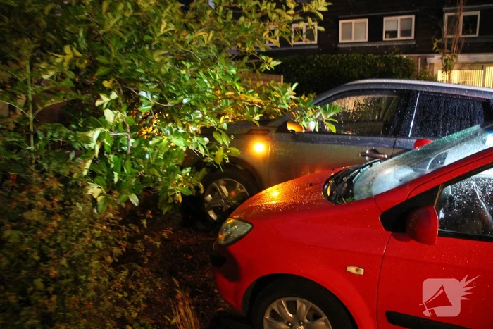 Auto botst op twee geparkeerde auto's en belandt in achtertuin