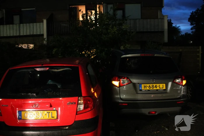 Auto botst op twee geparkeerde auto's en belandt in achtertuin