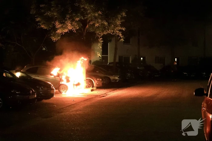 Auto verwoest door brand, daders slaan op de vlucht