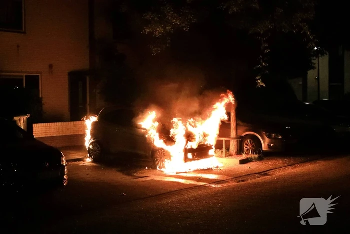 Auto verwoest door brand, daders slaan op de vlucht