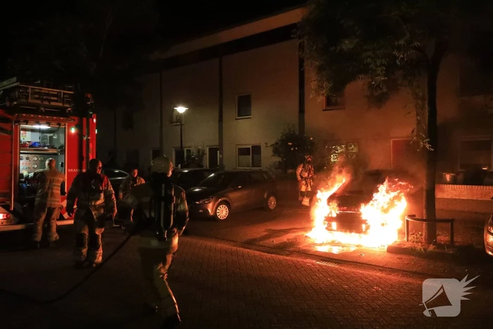 Auto verwoest door brand, daders slaan op de vlucht