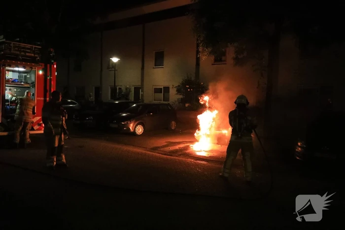 Auto verwoest door brand, daders slaan op de vlucht