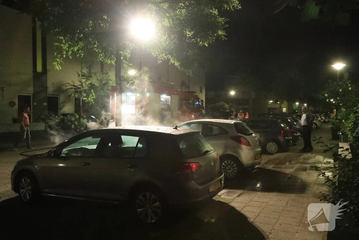 Auto verwoest door brand, daders slaan op de vlucht