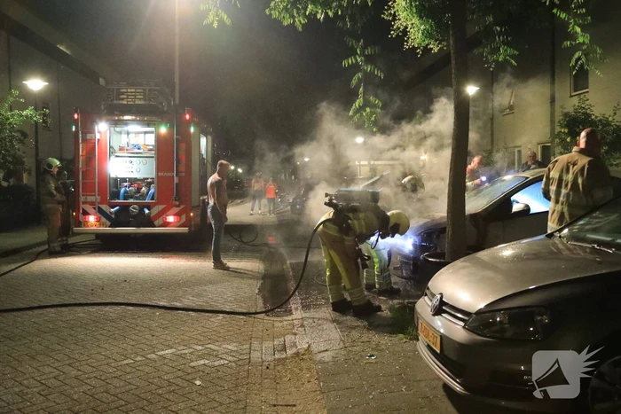 Auto verwoest door brand, daders slaan op de vlucht