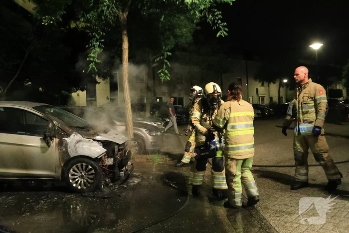 Auto verwoest door brand, daders slaan op de vlucht