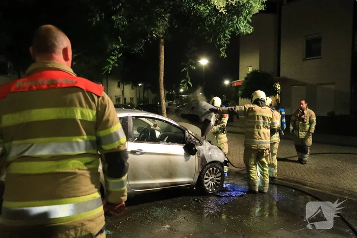Auto verwoest door brand, daders slaan op de vlucht