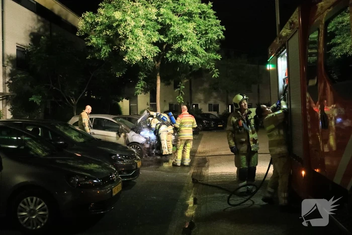 Auto verwoest door brand, daders slaan op de vlucht