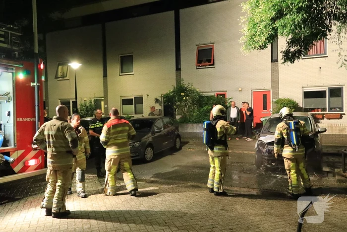 Auto verwoest door brand, daders slaan op de vlucht