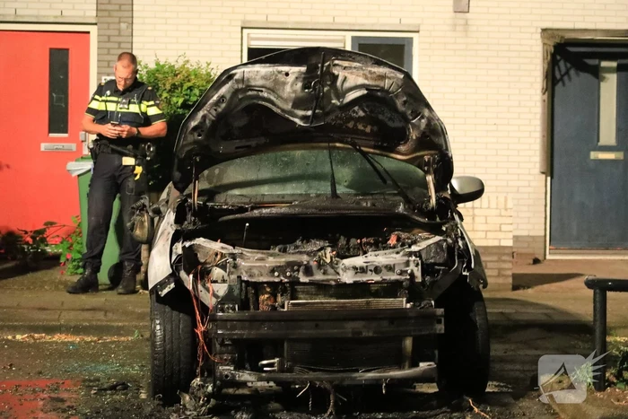 Auto verwoest door brand, daders slaan op de vlucht