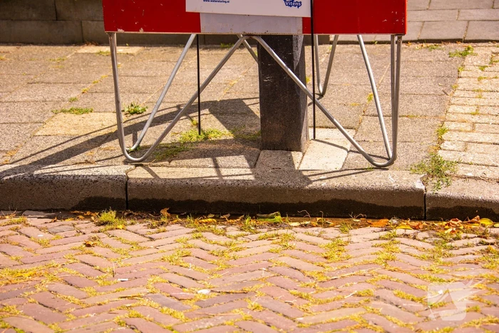 Waterlekkage onder trottoir ontstaan