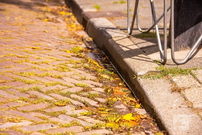 Waterlekkage onder trottoir ontstaan