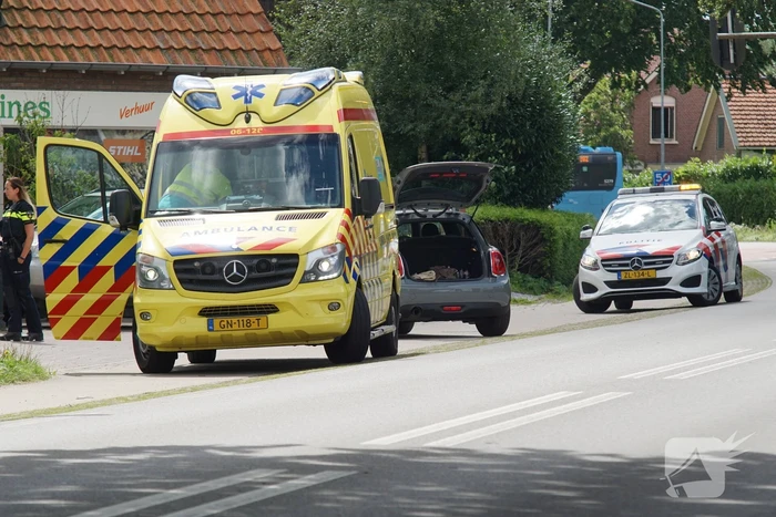 Auto en fietser met elkaar in botsing