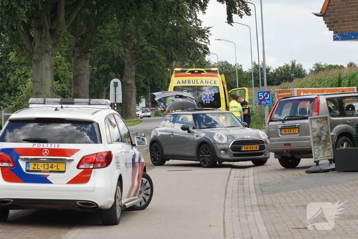 Auto en fietser met elkaar in botsing