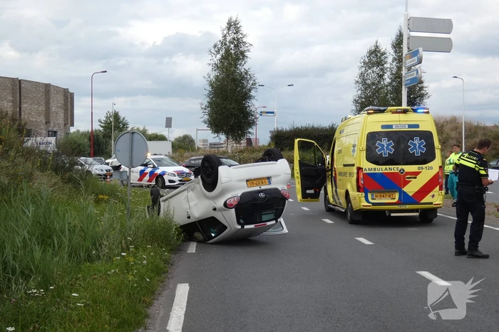 Auto vliegt over de kop en komt op zijn dak terecht