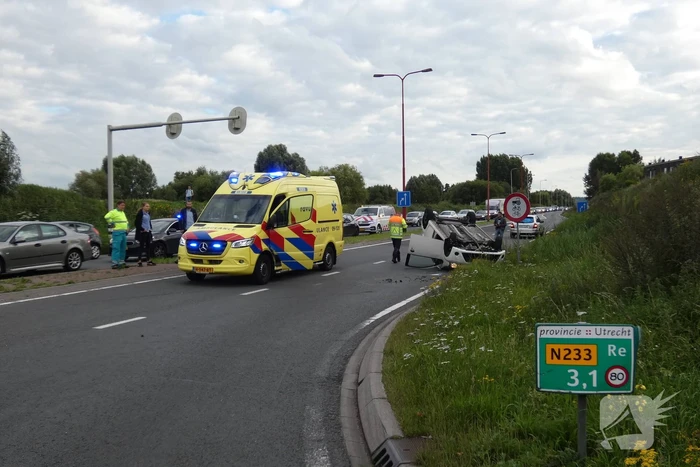 Auto vliegt over de kop en komt op zijn dak terecht