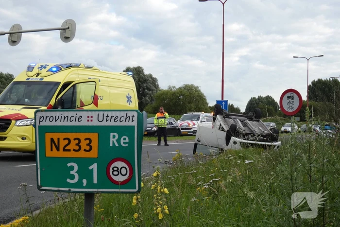 Auto vliegt over de kop en komt op zijn dak terecht